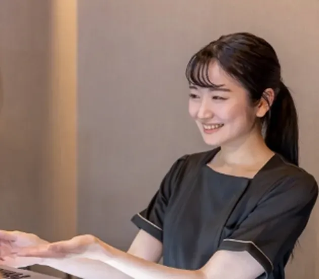 笑顔で接客する美しい女性スタッフ